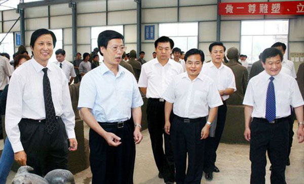 中央政治局常委、國務(wù)院副總理張高麗蒞臨華藝雕塑視察指導(dǎo)，傅紹相總經(jīng)理介紹雕塑藝術(shù)