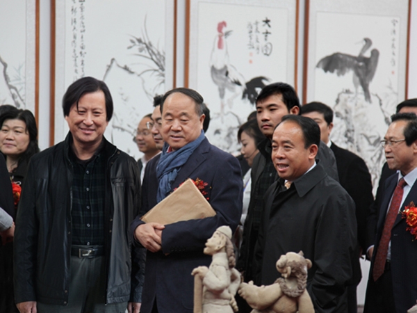 中國作家協(xié)會副主席、2012年度諾貝爾文學獎獲得者莫言與總經(jīng)理傅紹相在一起。