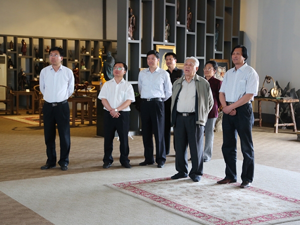 原中國人民解放軍海軍司令員石云生上將一行在濰坊原市人大副主任王永興、臨朐縣劉裕斌縣長的陪同下來華藝視察指導并題字留念，傅紹相總經(jīng)理向客人介紹雕塑藝術(shù)。