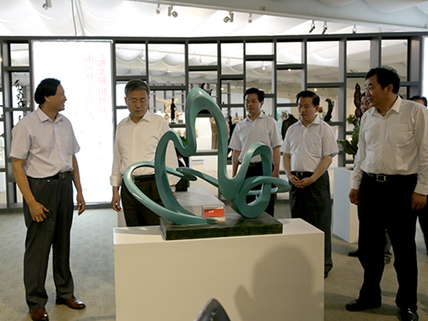 山東省委副書記，山東省人民政府郭樹清省長，濰坊市委杜昌文書記，濰坊市劉曙光市長等領(lǐng)導來華藝雕塑視察指導，臨朐縣委書記顧建華陪同參觀，傅紹相總經(jīng)理介紹企業(yè)情況及雕塑藝術(shù)。