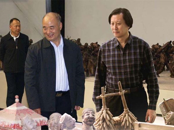 中央政治局委員、中央軍事委員會副主席許其亮來華藝雕塑視察指導，傅紹相總經(jīng)理介紹雕塑藝術(shù)