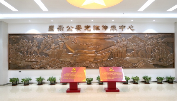 《昌樂(lè)縣公安局黨性教育傳承中心》紫銅板鍛造，尺寸：11×2.4m